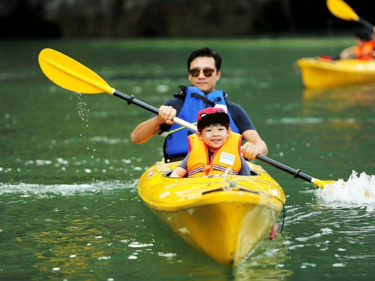 Làng chài Ba Hang là nơi du khách có thể trải nghiệm chèo kayak vịnh Hạ Long trong bối cảnh gần gũi đời sống ngư dân.