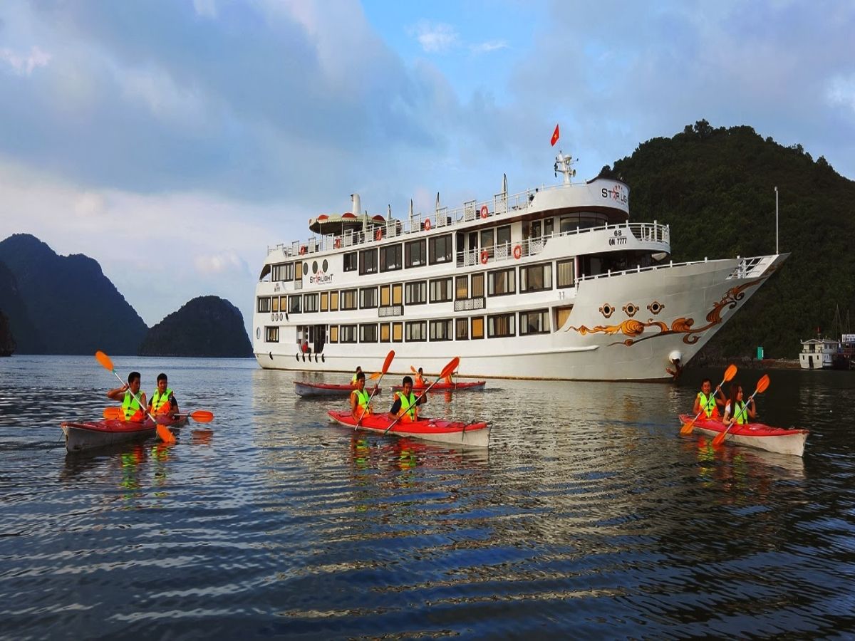 Thuyền kayak là loại thuyền nhỏ, hẹp và được vận hành hoàn toàn bằng sức người thông qua mái chèo.