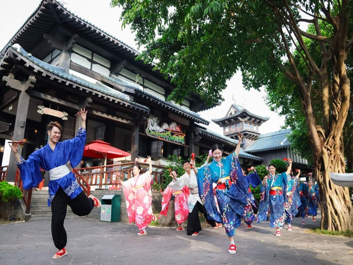 Buổi chiều, quay về đất liền và di chuyển đến Sun World Ha Long.