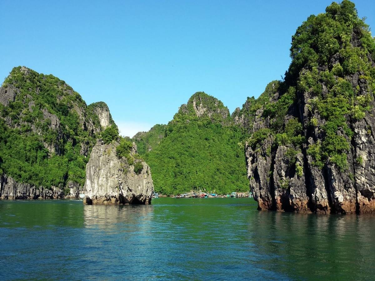 Ánh sáng tự nhiên tại hồ Ba Hầm tạo nên những dải màu sáng tối trên vách hang.