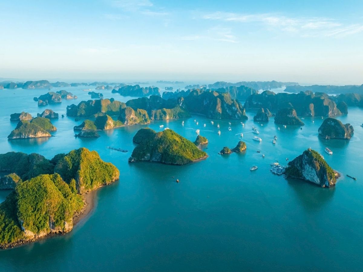 Hồ Ba Hầm nằm ở phía tây nam vịnh Hạ Long, tọa lạc trên đảo Đầu Bê thuộc vùng vịnh Lan Hạ.