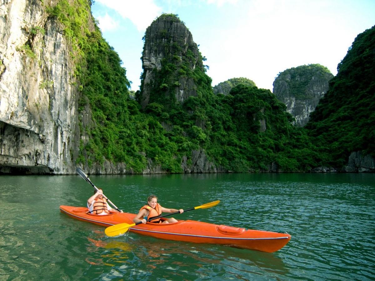 Chèo kayak qua ba hầm đá tại hồ Ba Hầm mang lại cảm giác phiêu lưu hấp dẫn.