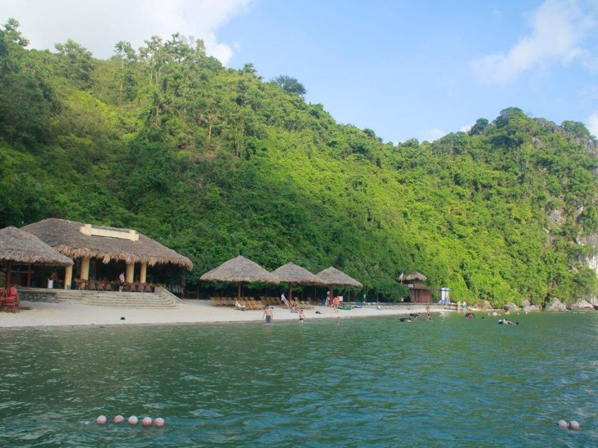 Với diện tích 8.7 ha và cách Ti Tốp chỉ 700 m về phía Tây Nam, đảo Soi Sim lấy cảm hứng tên gọi từ những cây sim dại từng phủ xanh nơi đây.