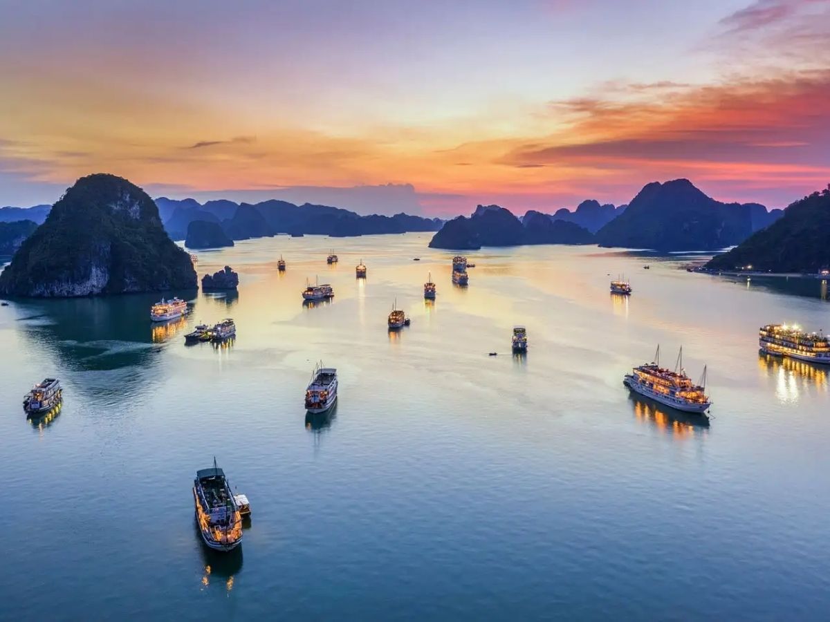Vịnh Hạ Long sở hữu tổng diện tích 1.553 km² và có 1.969 hòn đảo lớn nhỏ rải khắp mặt nước.