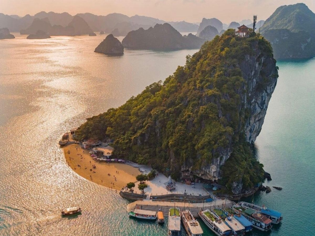 Đảo Ti Tốp tọa lạc ngay trong vùng lõi di sản, là điểm dừng chân quan trọng trên tuyến tham quan số 2.