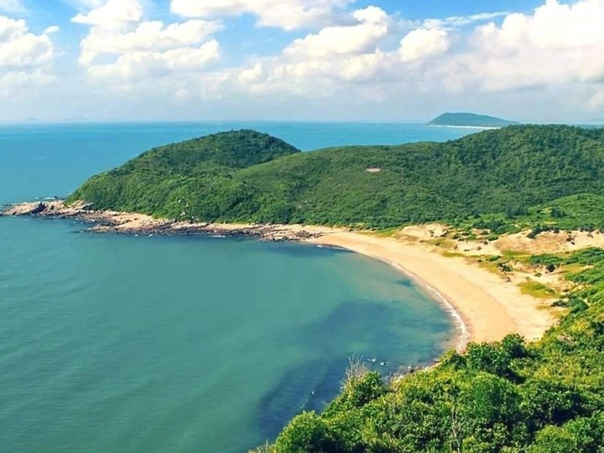 Đảo Ngọc Vừng nằm giữa hai hòn nhỏ là Hòn Nét và đảo Phượng Hoàng, vẫn giữ nét hoang sơ, tách biệt với đất liền.
