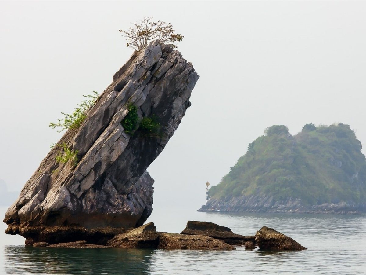 Hòn Yên Ngựa nằm ở phía nam Vịnh Hạ Long