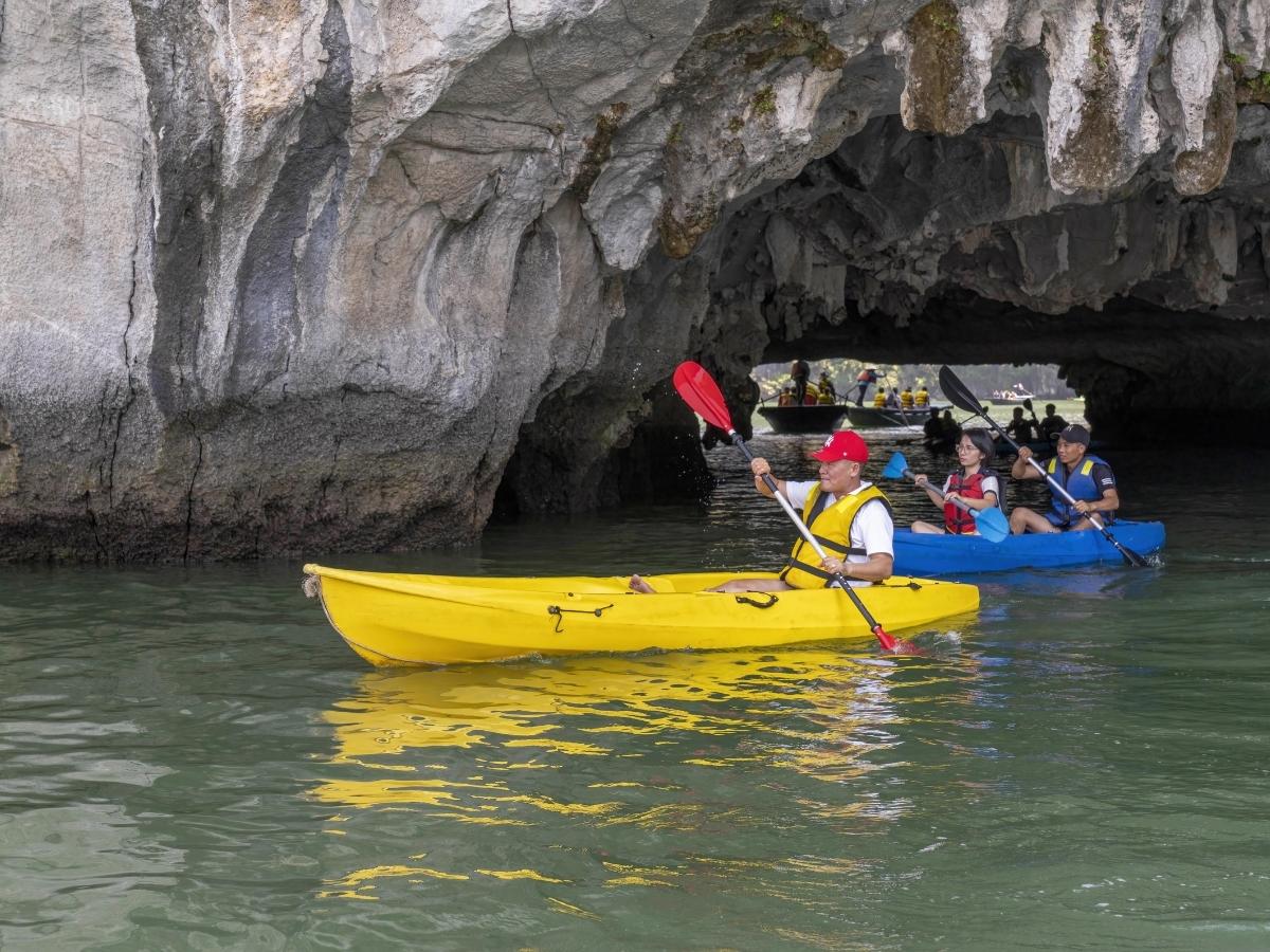 Chèo kayak quanh khu vực hòn Yên Ngựa