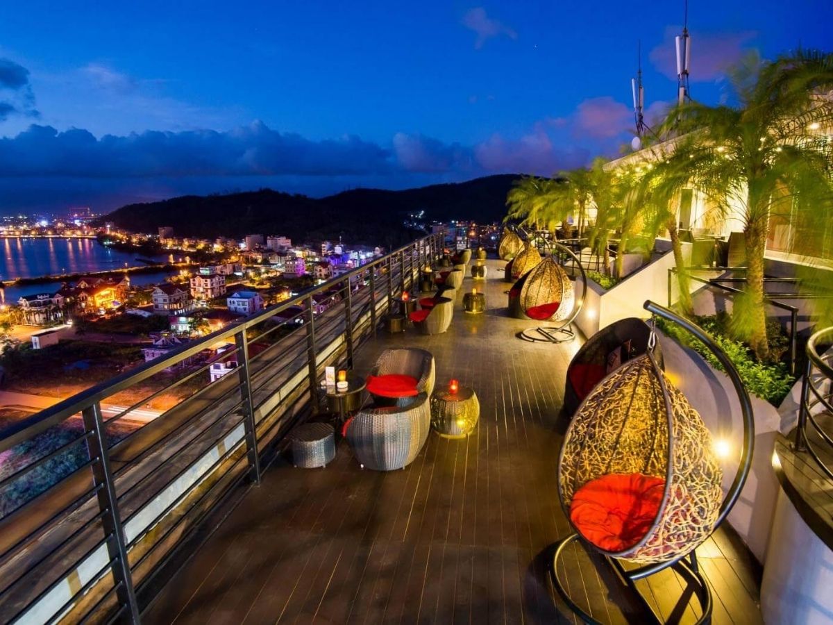 Nằm ngay tại khu vực cảng tàu khách quốc tế Hạ Long, Cafe Seafood đem đến tầm nhìn trực diện về phía cầu Bãi Cháy và Sun Wheel nổi bật vào ban đêm.