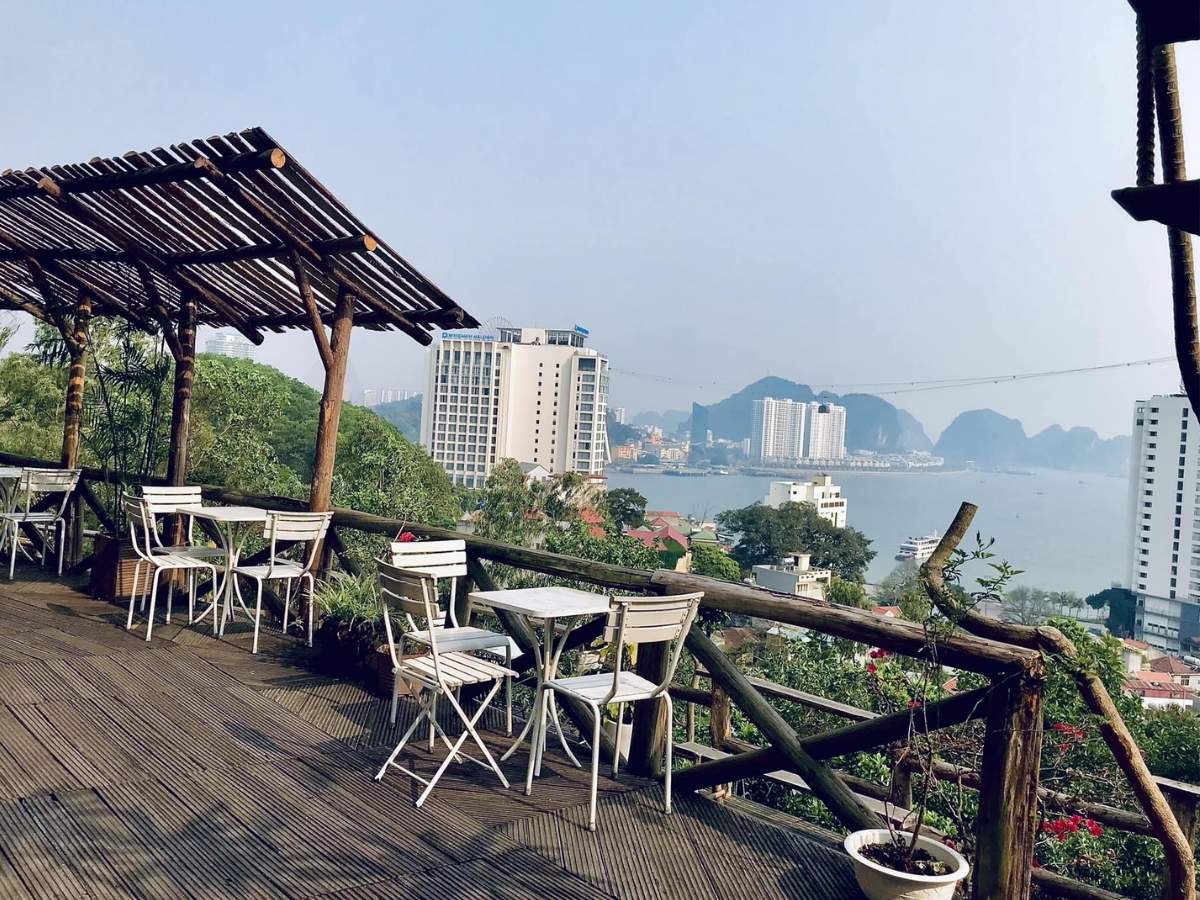 Zone C Coffee là một trong những quán cafe view biển Bãi Cháy được đánh giá cao.