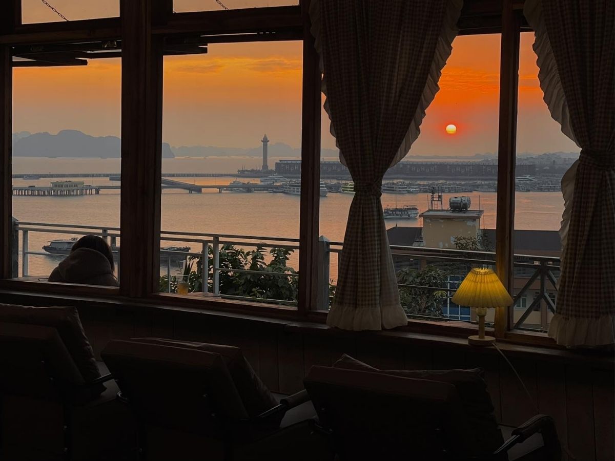 Khi chọn cafe view biển Bãi Cháy, vị trí và góc nhìn là yếu tố quan trọng nhất.