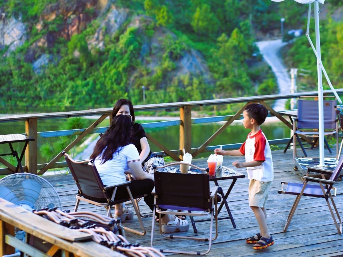 La Luna Coffee nắm giữ vị trí cao, từ đây có thể thu trọn toàn cảnh Bãi Cháy và biển khơi rộng lớn vào tầm mắt.