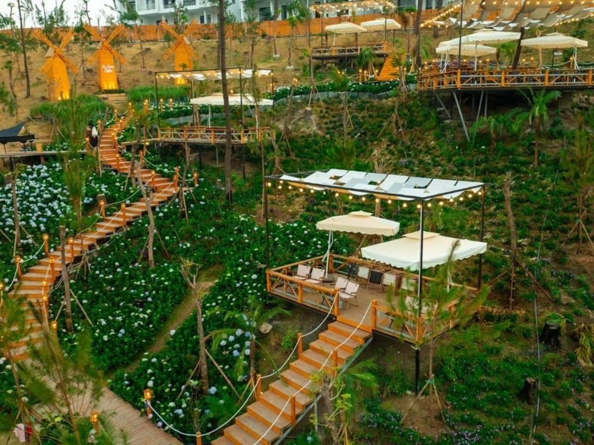 Giờ mở cửa và mức giá tại các quán cafe view biển Bãi Cháy có thể thay đổi tùy từng thời điểm trong năm hoặc dịp lễ, mùa cao điểm du lịch.