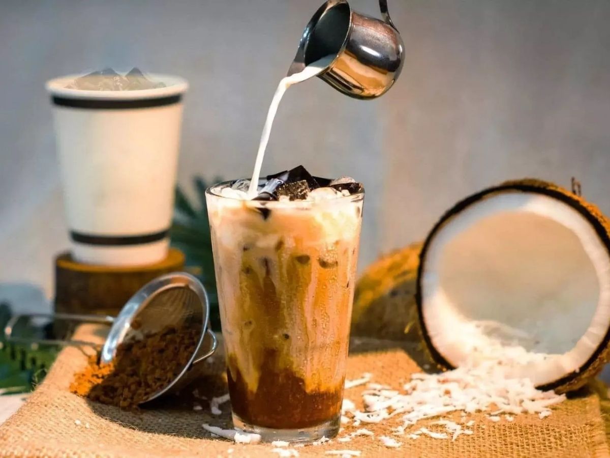Thực đơn đa dạng với cà phê được pha theo kiểu truyền thống, các loại trà đặc sản cùng sinh tố và nước hoa quả tươi mát giải nhiệt.