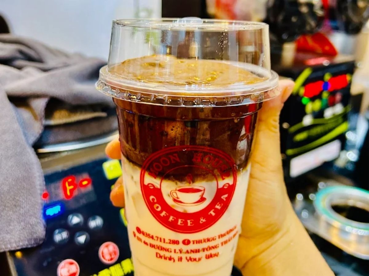 Moon House Coffee nổi bật với phong cách hoài cổ độc đáo, sử dụng gam màu vàng chủ đạo ấm cúng.