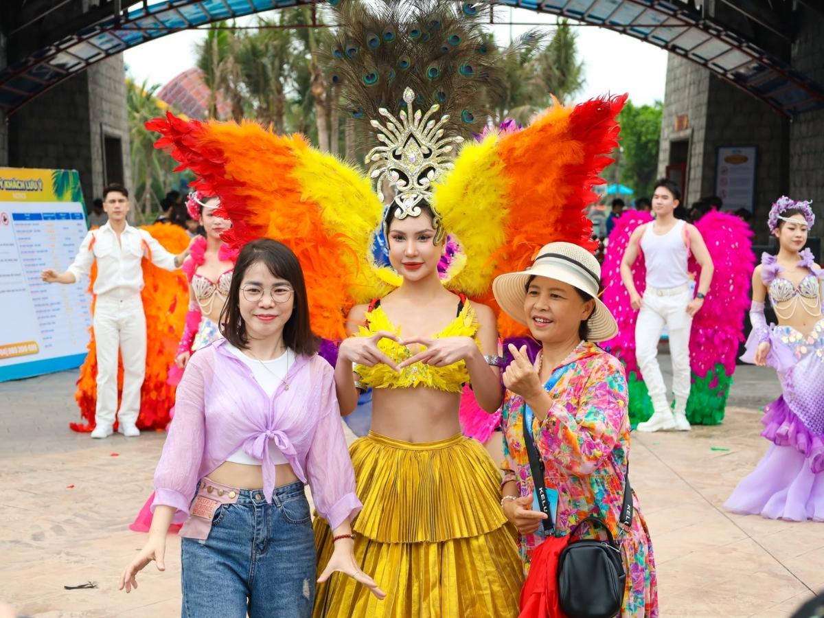 Sau hành trình khám phá hang, bạn có thể tiếp tục vui chơi tại Sun World Ha Long với cáp treo vượt biển và công viên giải trí hiện đại.