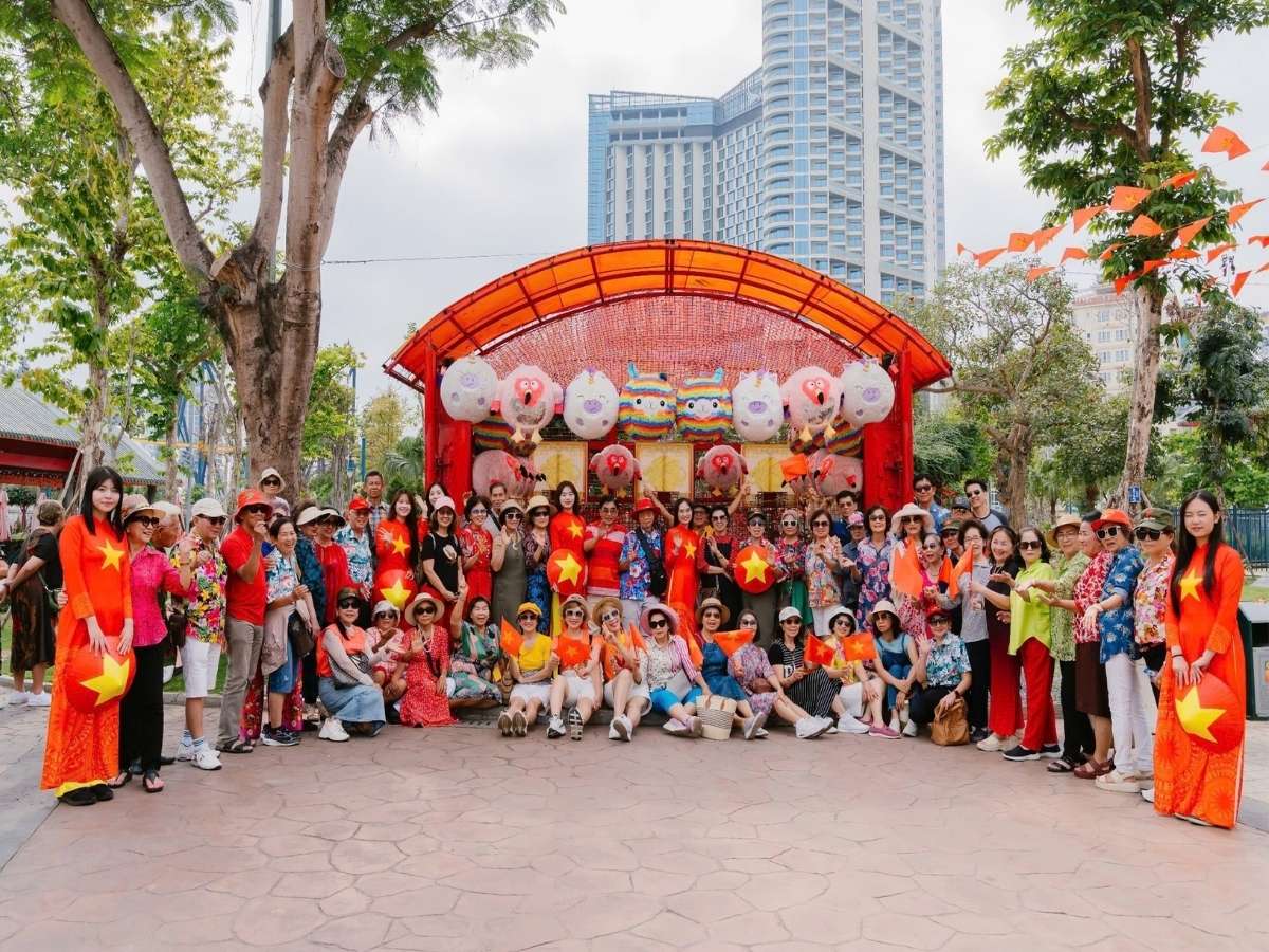 Tiếp tục hành trình về Hạ Long và dành thời gian vui chơi tại Sun World Ha Long.