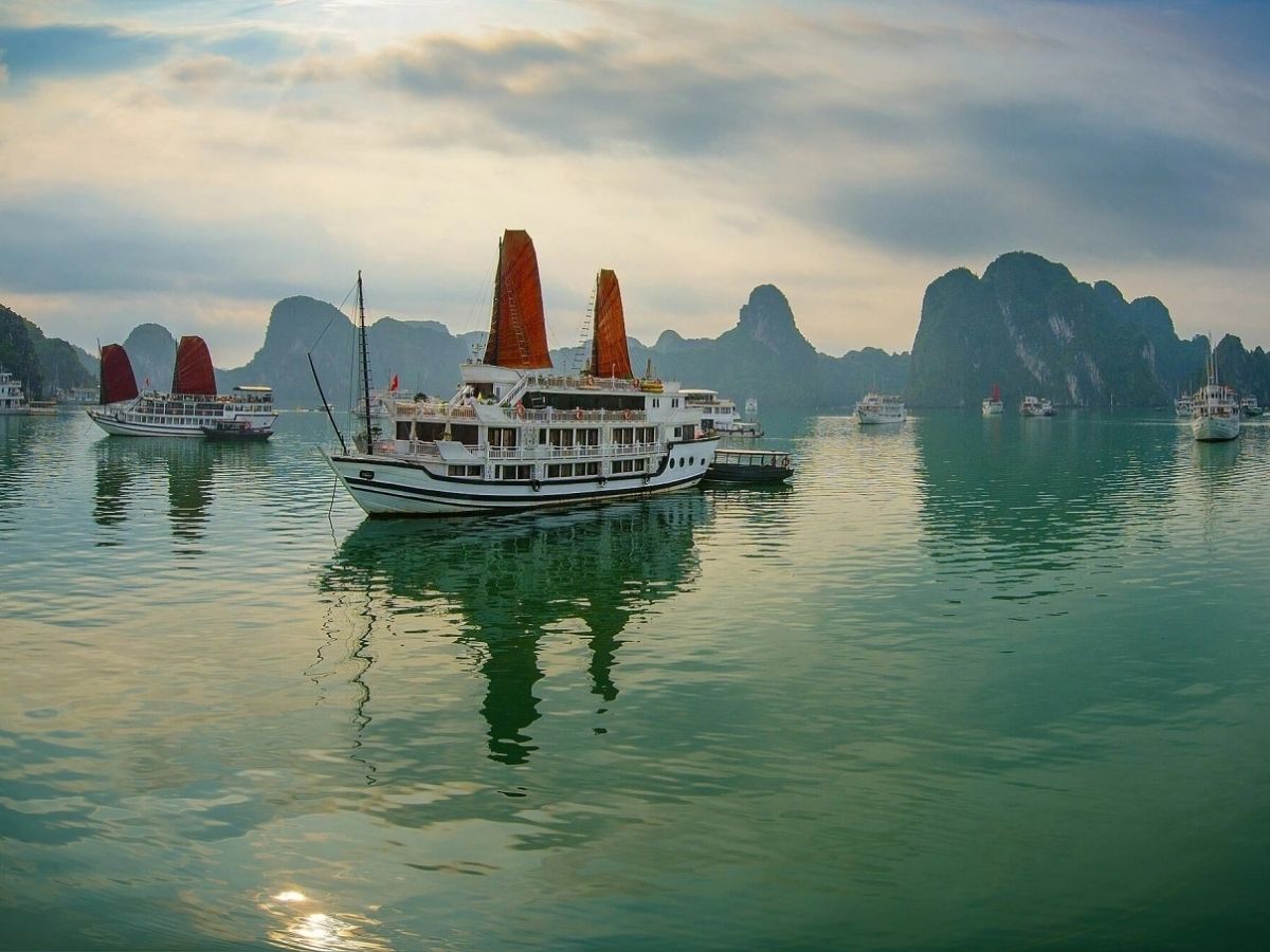 Nếu không chú trọng tốc độ di chuyển mà muốn tận hưởng hành trình lênh đênh trên biển, tàu gỗ là lựa chọn thích hợp để đến đảo Trà Bản.