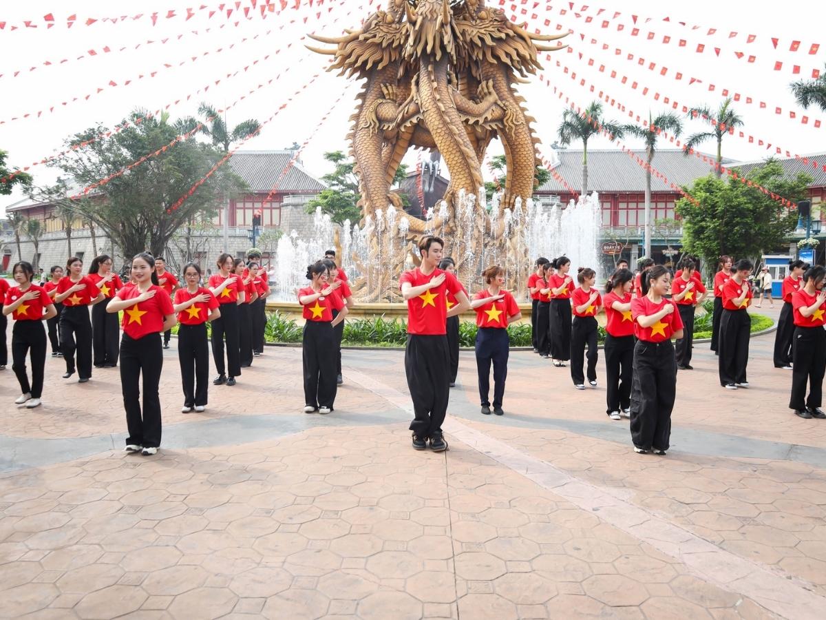 Bạn cũng nên ghé thăm Sun World Ha Long khi trở về đất liền để trải nghiệm.