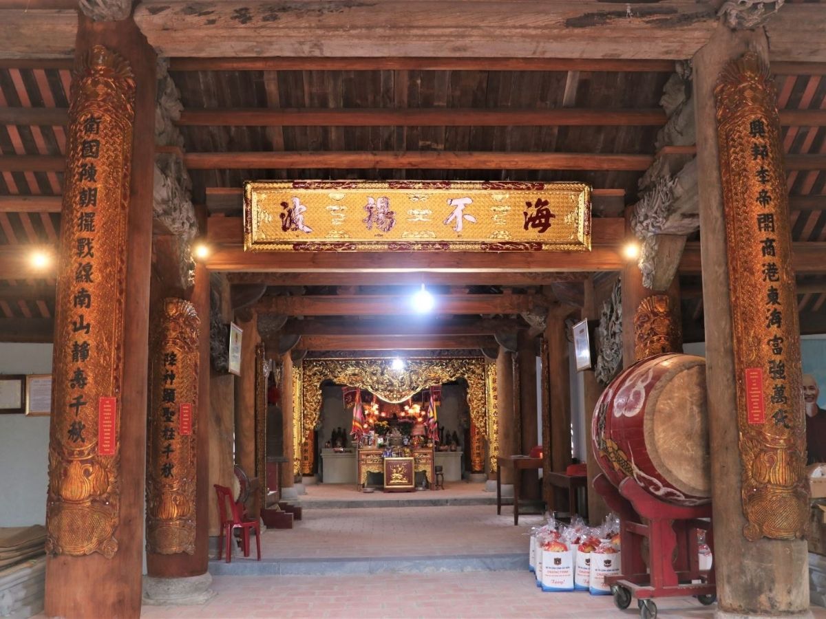 Nằm trên đảo Quan Lạn, miếu Đức Ông Quan Lạn là nơi thờ vị tướng Phạm Công Chính, người đứng đầu trong ba anh em tướng họ Phạm nổi tiếng.