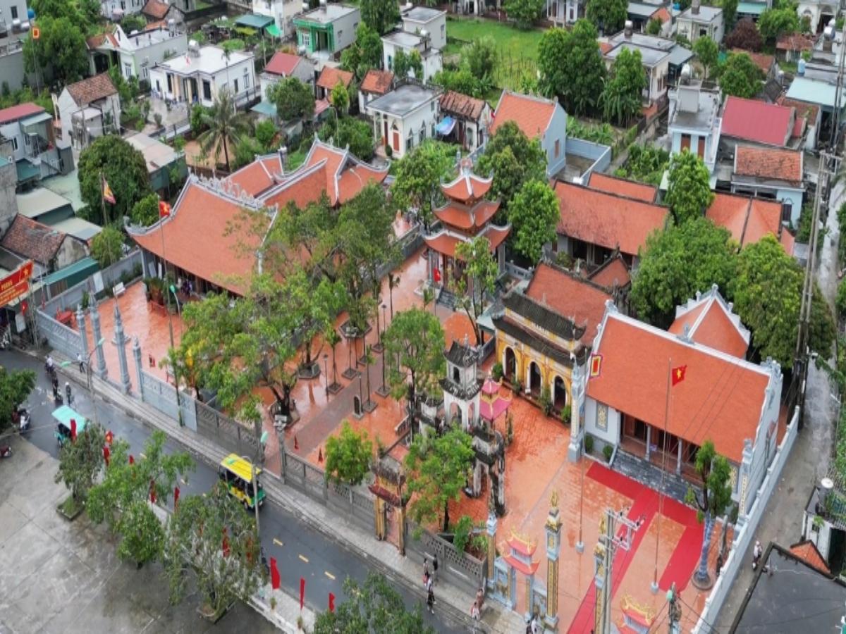 Miếu Đức Ông Quan Lạn tọa lạc tại bến Đình, gần trung tâm Quan Lạn, giữ vị trí quan trọng trong hệ thống phòng thủ và thương cảng Vân Đồn xưa.