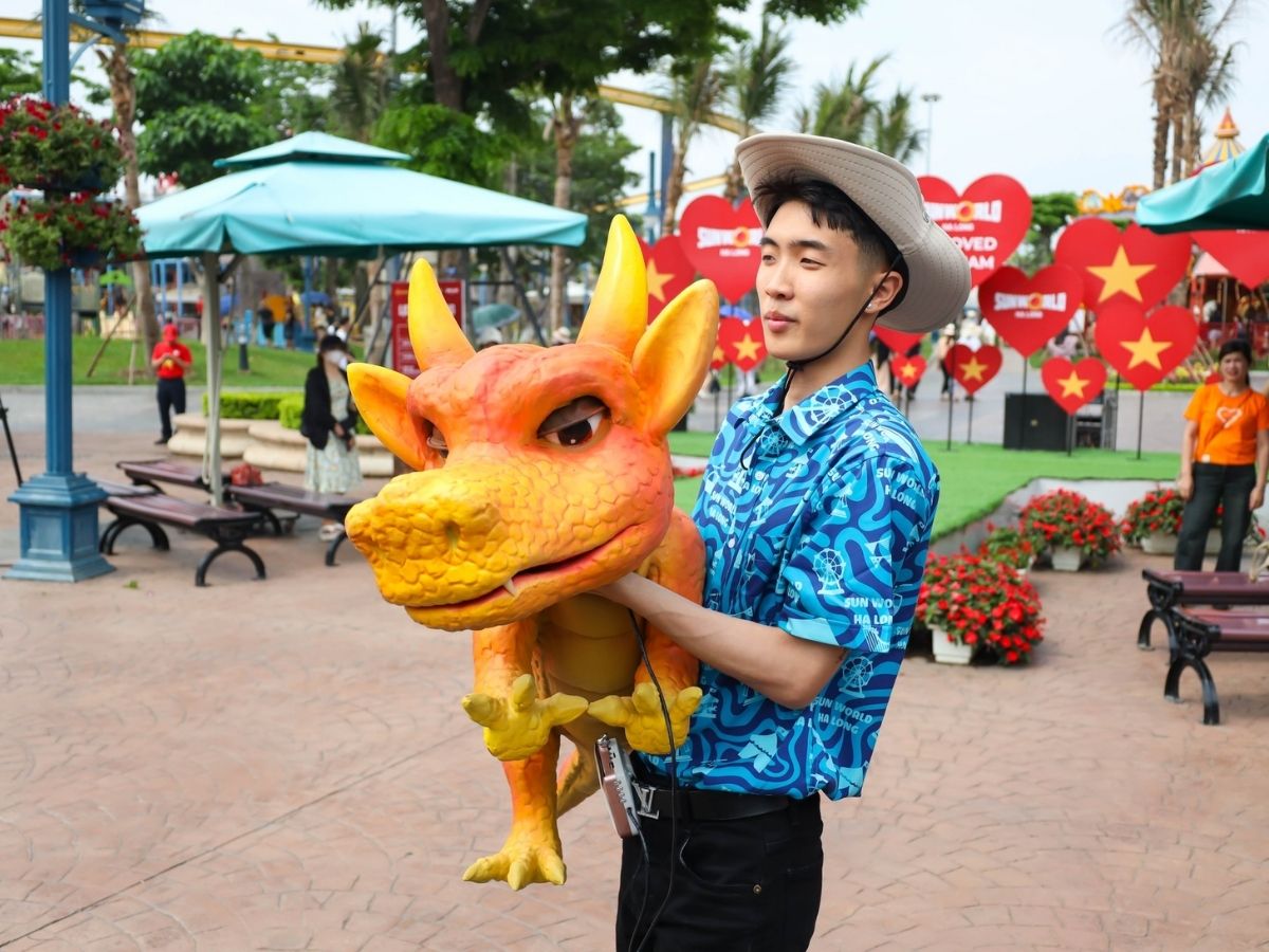 Nếu có thêm thời gian, bạn có thể di chuyển về Hạ Long để vui chơi tại Sun World Ha Long.