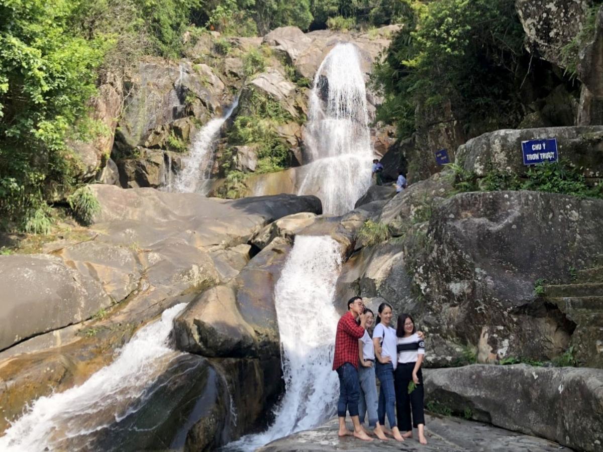 Thác Khe Vằn mang lại một hành trình trekking Quảng Ninh mới lạ khi có ba tầng nước trắng xóa đổ xuống giữa rừng cây xanh mát.