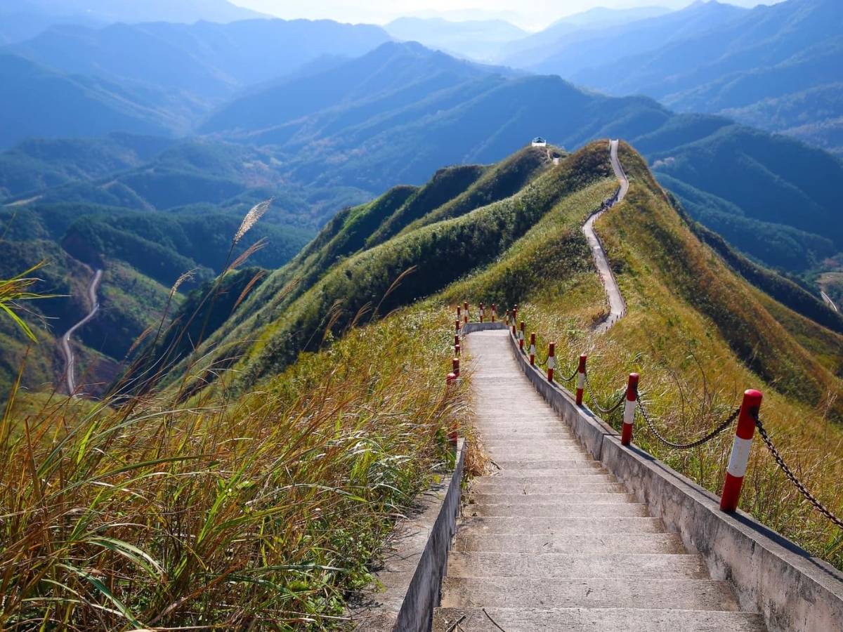 Cột mốc 1305 ở Bình Liêu được nhiều người gọi là "vương miện" của trekking Quảng Ninh nhờ cung đường sống lưng khủng long độc nhất.