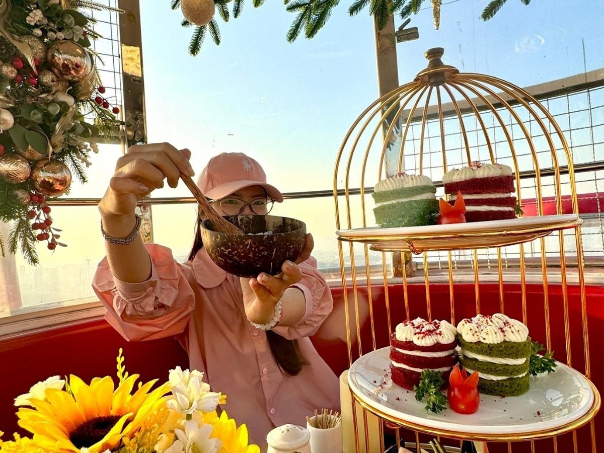 Buổi chiều và tối dành thời gian khám phá Sun World Ha Long với cáp treo Nữ Hoàng ngắm toàn cảnh thành phố.