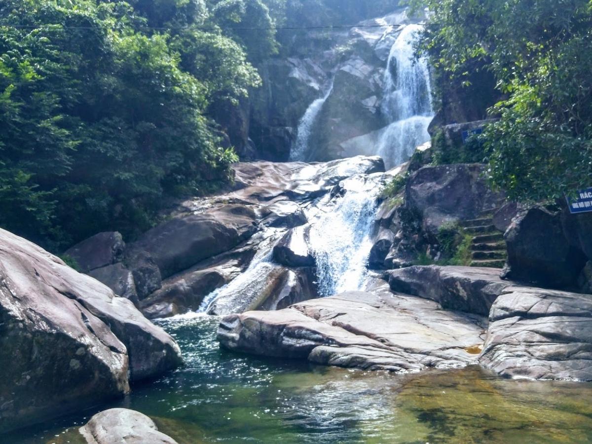 Thác Khe Vằn là một trong những điểm dừng chân ấn tượng với chiều cao, gồm ba tầng nước đổ trắng xóa giữa khu rừng nguyên sinh.