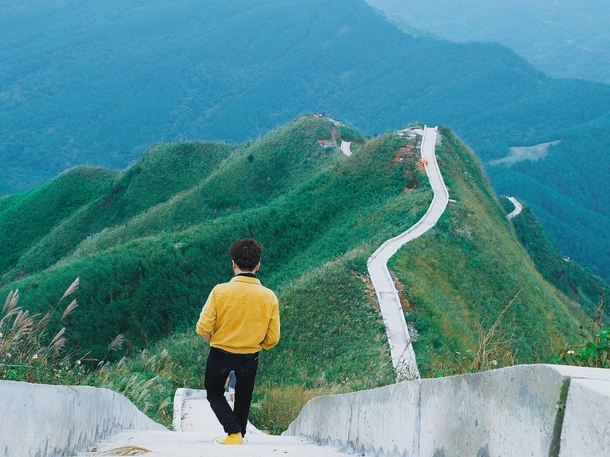 Du khách cần chuẩn bị giày thể thao chống trơn hoặc giày trekking chuyên dụng và trang phục nhiều lớp.