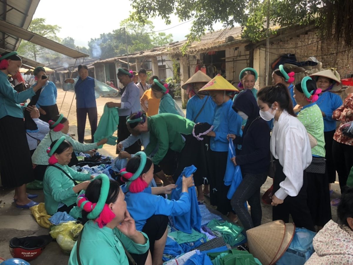 Hòa mình vào không khí chợ phiên để cảm nhận đời sống nơi đây.
