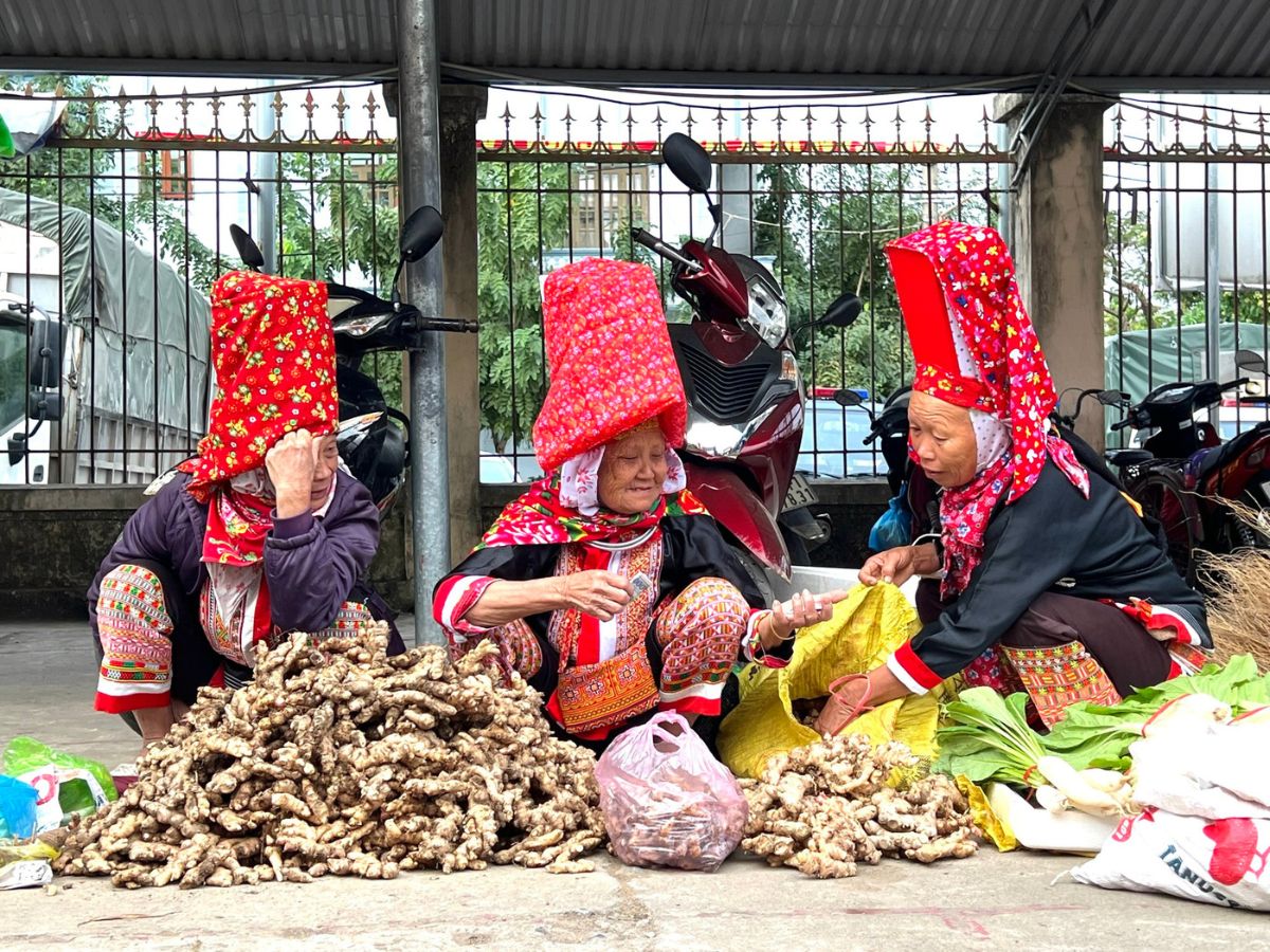 Chợ phiên Bình Liêu thường họp vào sáng Chủ Nhật hằng tuần.