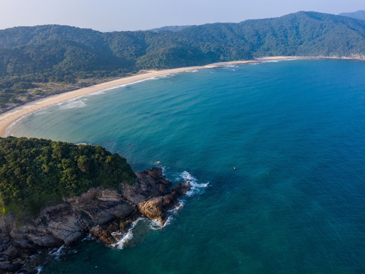 Thời điểm đẹp nhất để đến đảo Cô Tô Con thường kéo dài từ tháng 4 đến tháng 6.