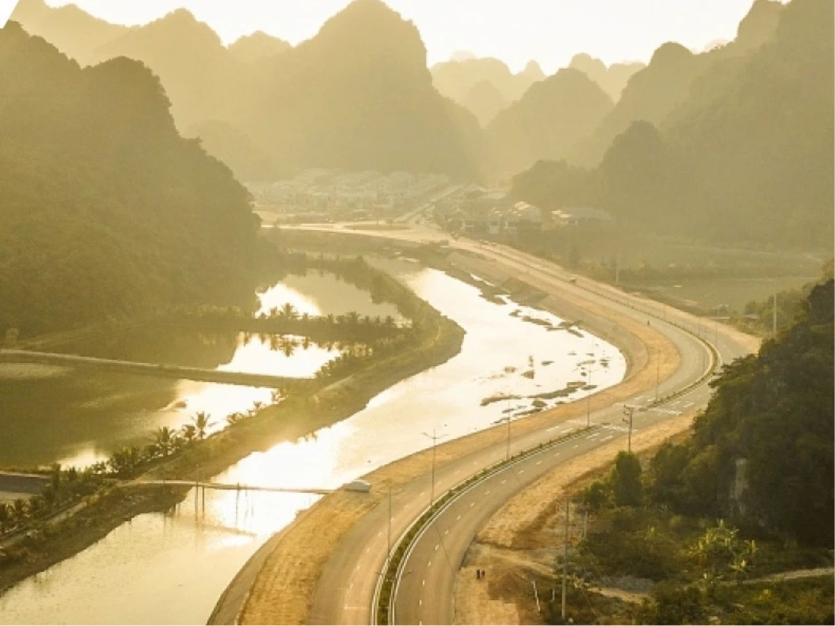 Không gian ven vịnh Hạ Long