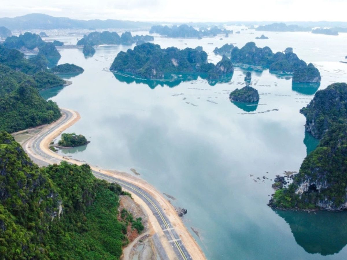 Cung đường uốn lượn vịnh Bái Tử Long