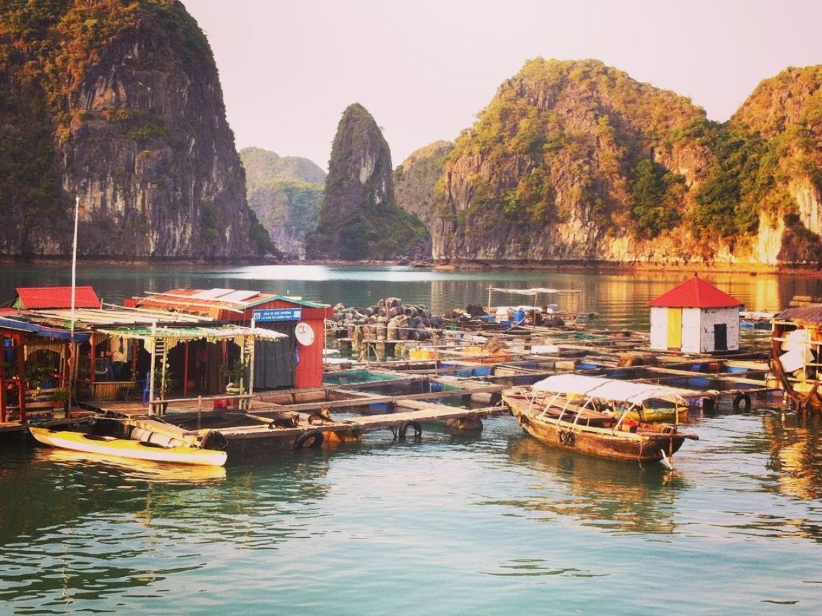 Làng chài Cửa Vạn gần Hang Sửng Sốt và đảo Ti Tốp