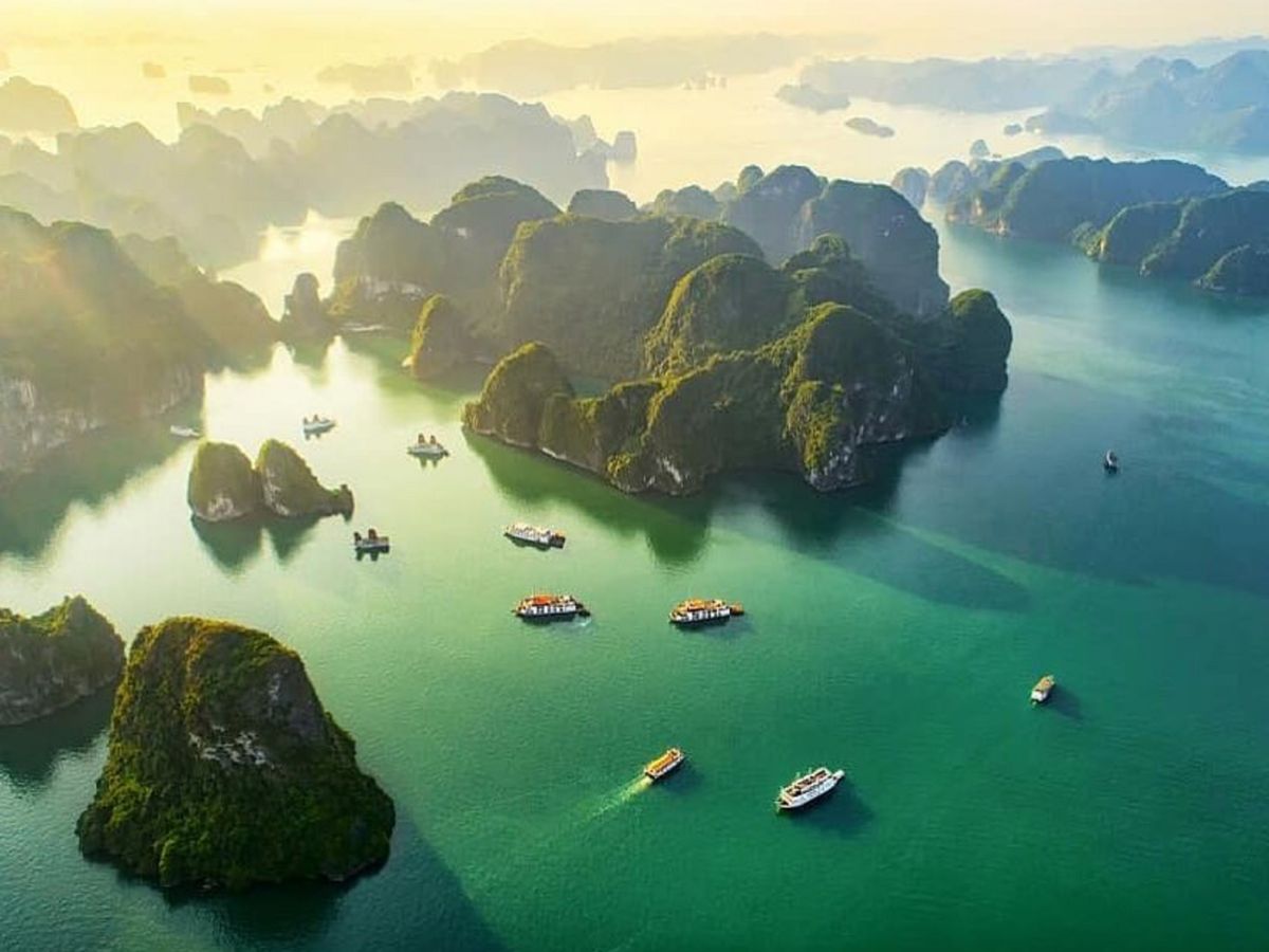 Du khách khám phá làng chài trên vịnh Hạ Long