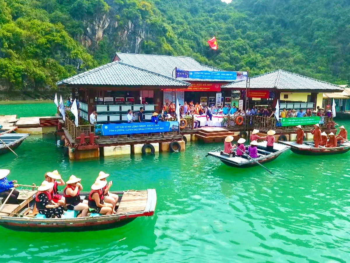 Du khách ngồi thuyền nan của ngư dân trên vịnh