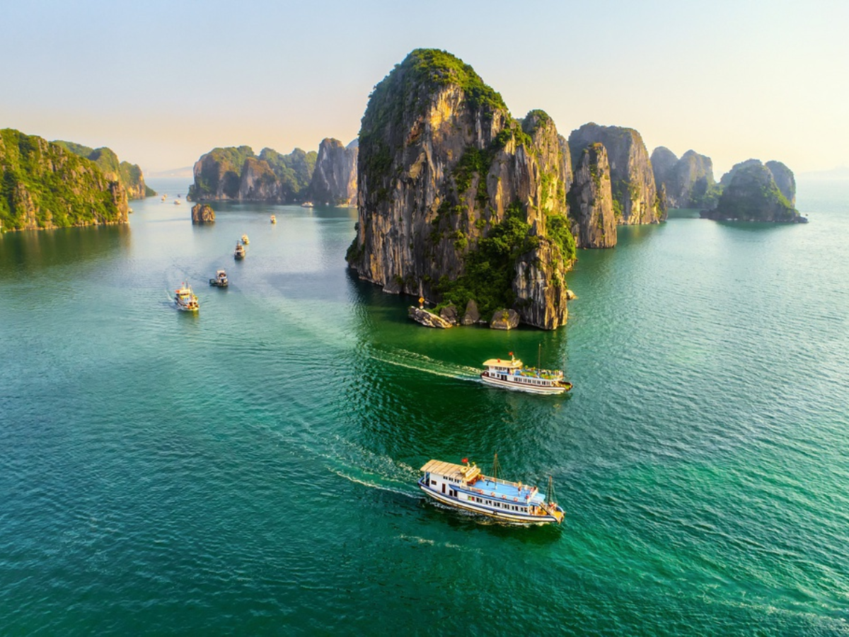 Du thuyền lướt qua hòn Gà Chọi, hòn Chó Đá và hòn Trống Mái