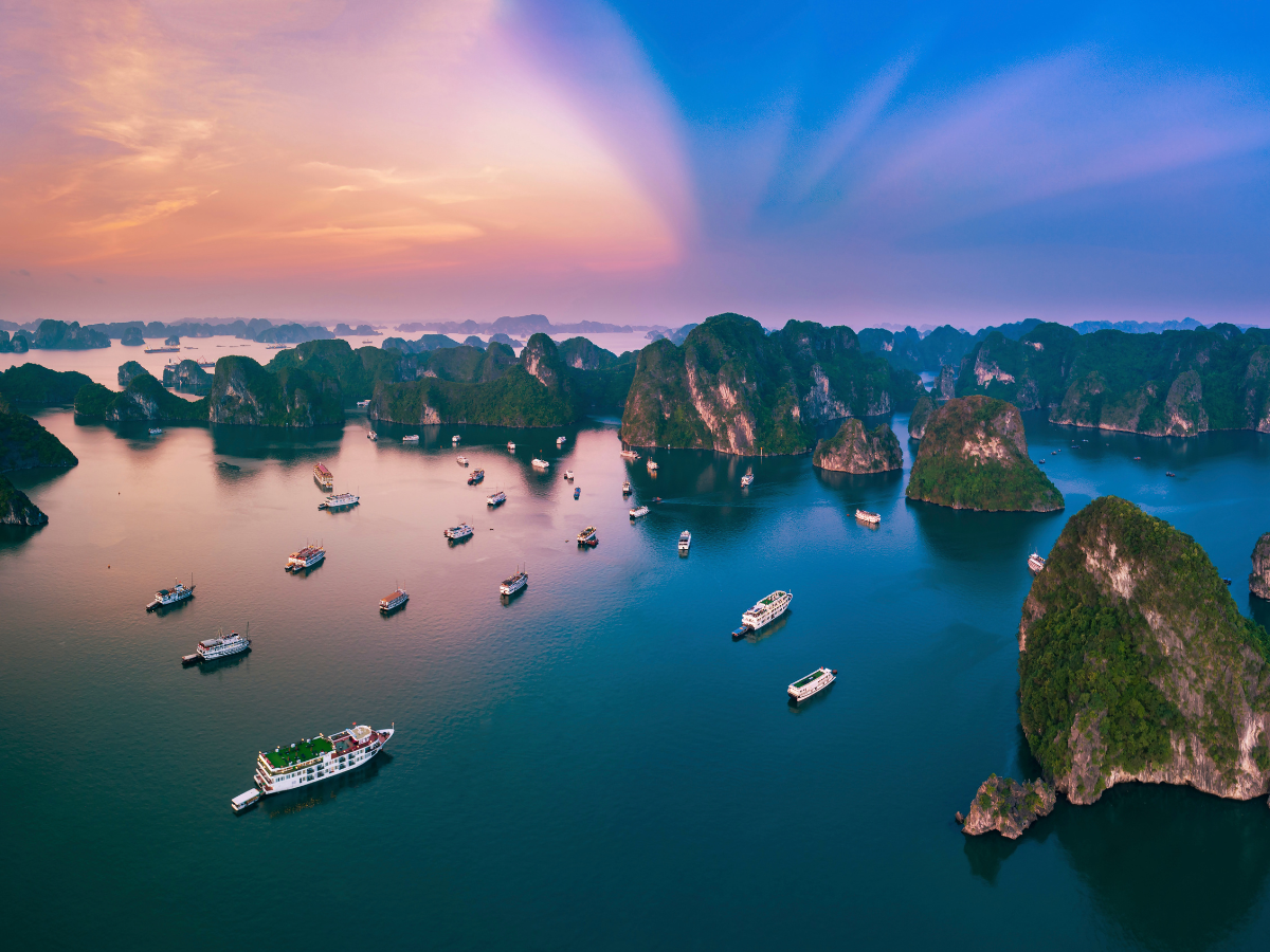 Quảng Ninh nổi bật với các đảo Cô Tô, Quan Lạn và Vịnh Hạ Long.