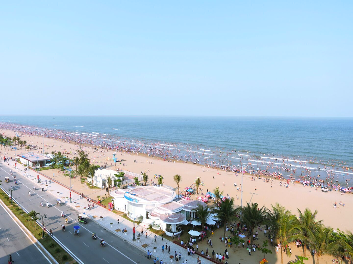 Bãi biển Sầm Sơn sở hữu chuỗi dịch vụ giải trí đa dạng như mô tô nước, dù lượn, khu vui chơi trẻ em.
