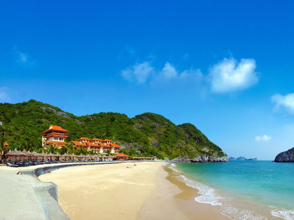 Bãi tắm Đồ Sơn trải dài với cát vàng, sóng biển vừa phải, phù hợp các hoạt động thể thao dưới nước.