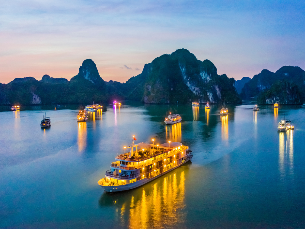 Du thuyền Vịnh Hạ Long