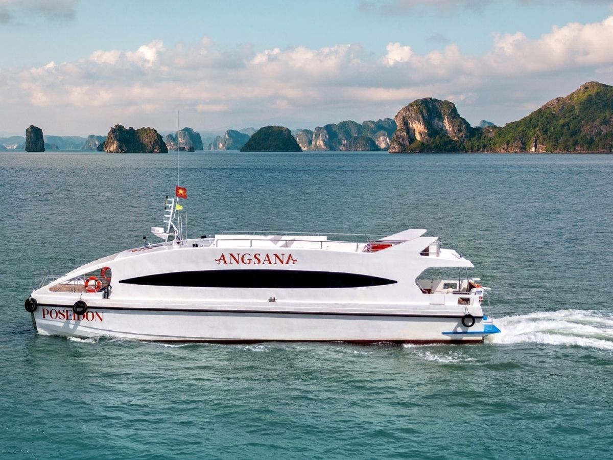 Di chuyển bằng tàu cao tốc từ Hạ Long đi Quan Lạn