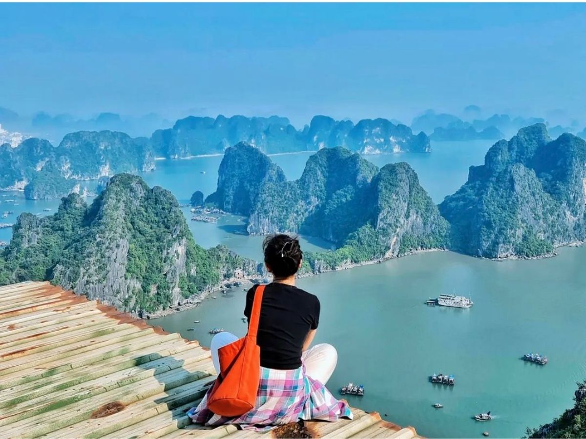 Toàn cảnh vịnh Hạ Long từ núi Bài Thơ