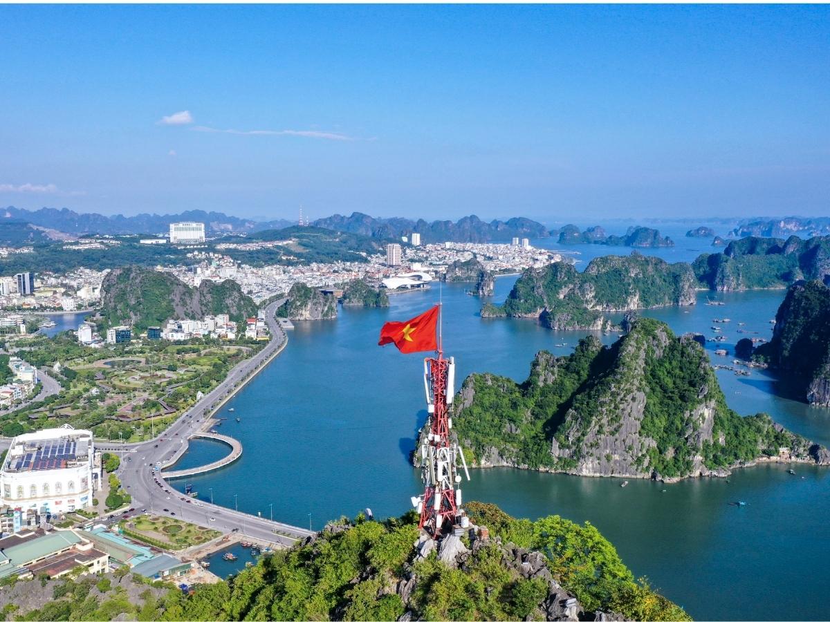 Núi Bài Thơ Hạ Long