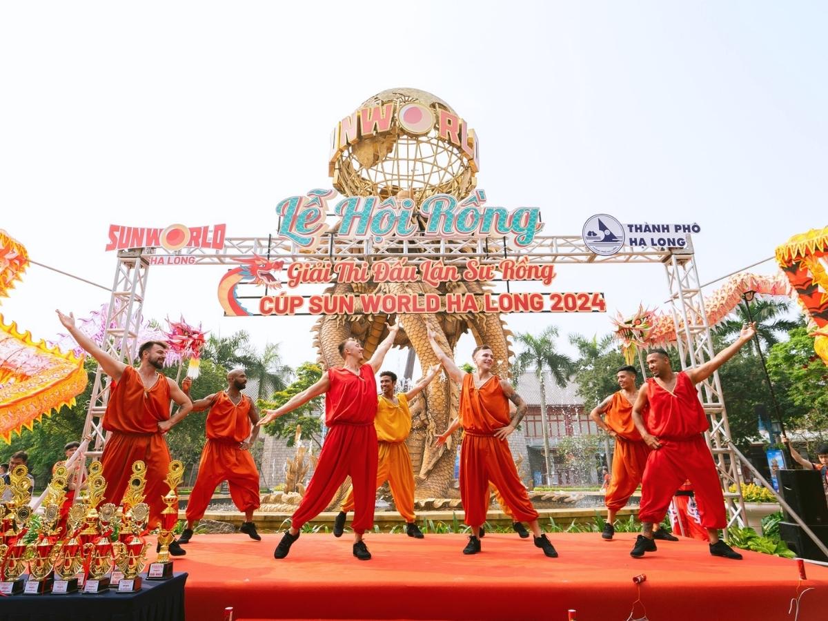 Nổi bật trong số đó là Sun World Ha Long tổ hợp giải trí nổi tiếng với hệ thống cáp treo Nữ Hoàng, công viên giải trí hiện đại và vòng quay Mặt Trời khổng lồ.