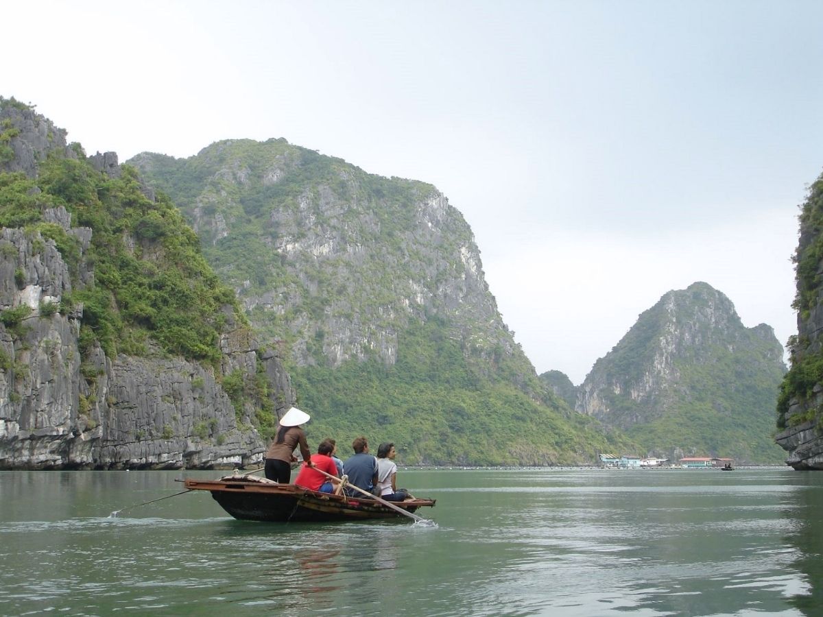 Làng chài Hạ Long giữa khung cảnh thiên nhiên thơ mộng