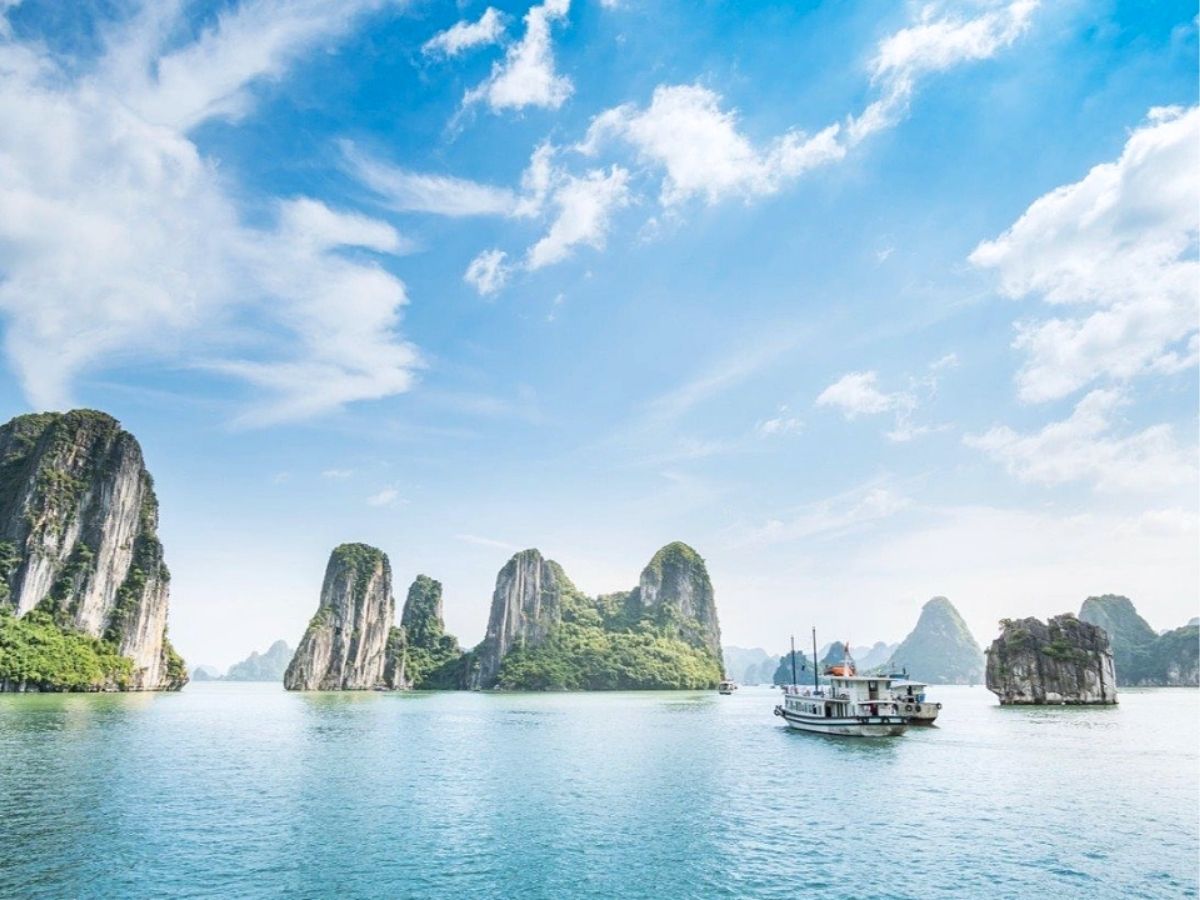 Vịnh Hạ Long trong tour Hạ Long Bái Đính Tràng An